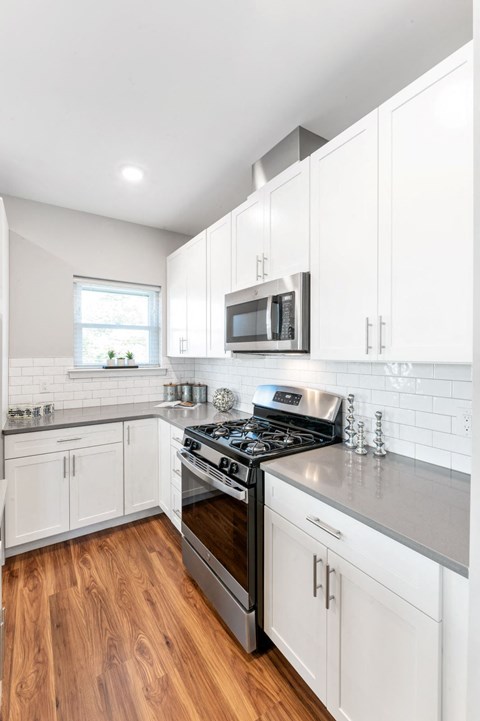 Kitchen with gas stove!